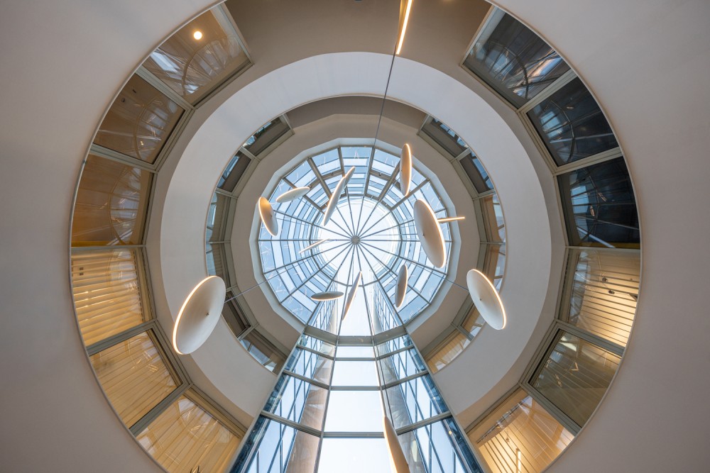 Újratervezett megérkezés – Kifinomult előcsarnok a Rumbach Centerben